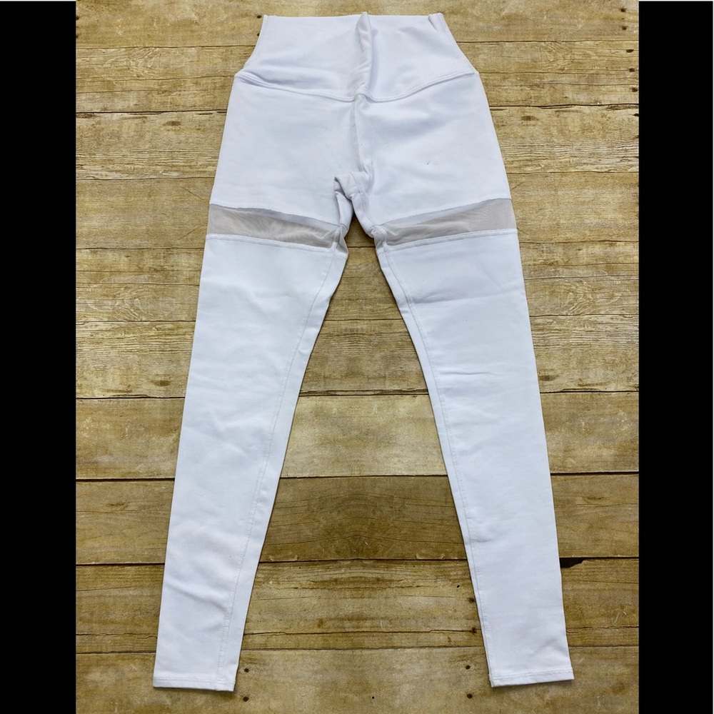 NWOT Alo Yoga white legging with mesh paneling
